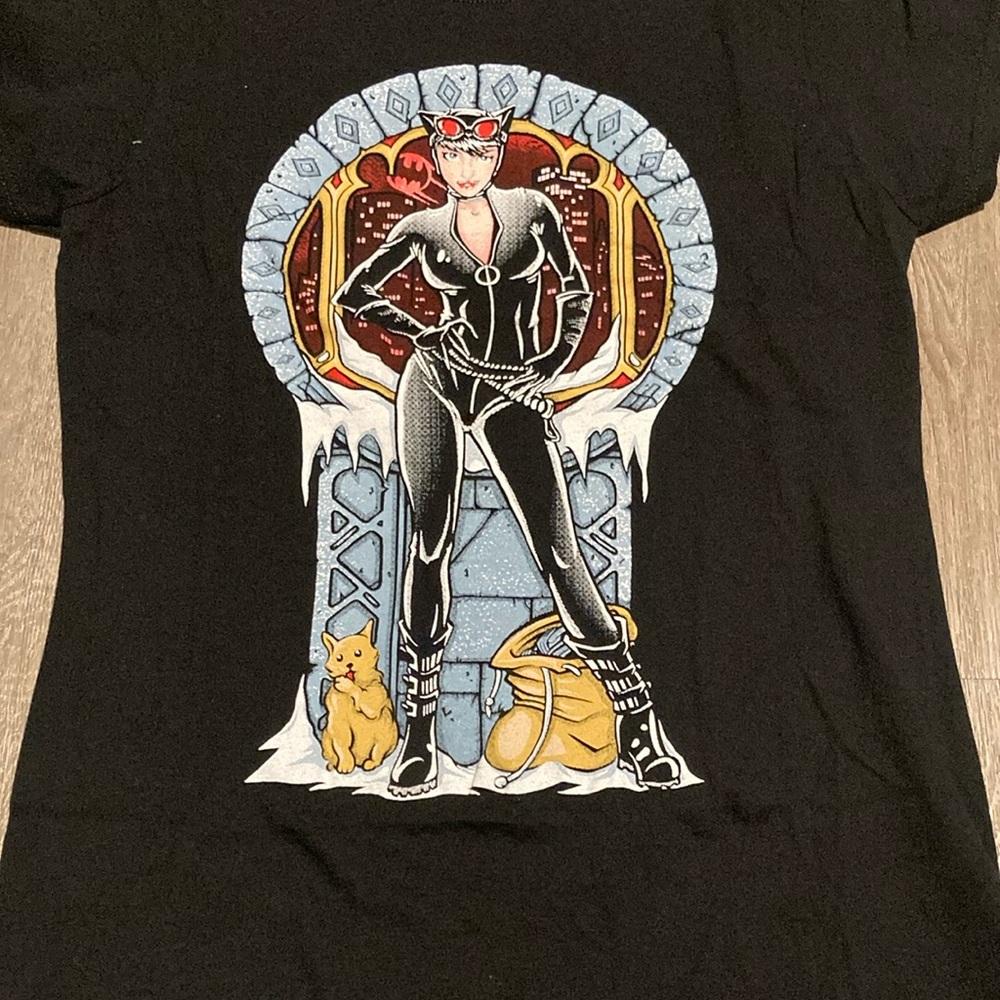 Medium ladies, Catwoman graphic shirt.